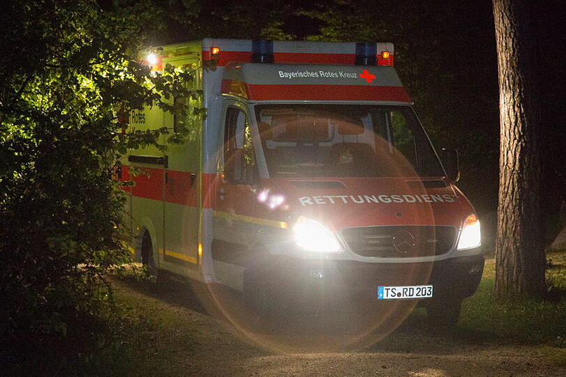 Aus bislang ungeklärter Ursache ging in Traunreut ein Kleinwagen in Flammen auf und brannte komplett aus.