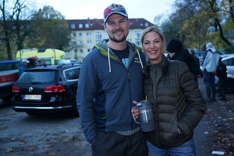 Bene und Natalie stärken sich um 6 Uhr mit einem Kaffee.