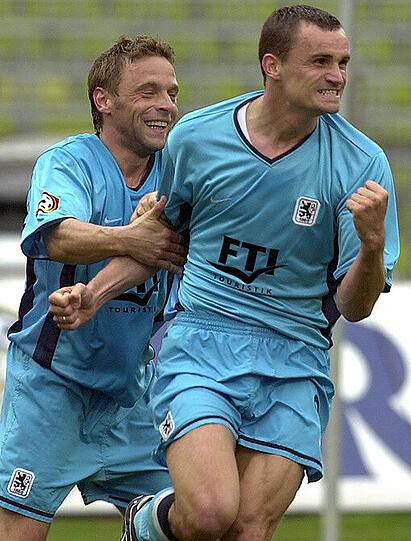 13. April 2002: Torschütze Martin Max (rechts) jubelt gemeinsam mit Thomas Häßler über den 3:1-Treffer der Löwen gegen den SC Freiburg.