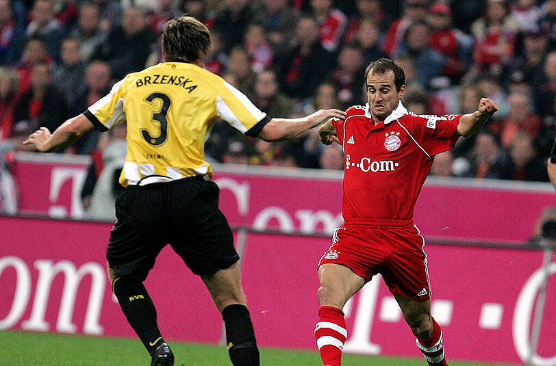 2006/07: Mehmet Scholl (r.) im Trikot der Bayern, die mit 2:0 gegen Borussia Dortmund gewinnen konnten.