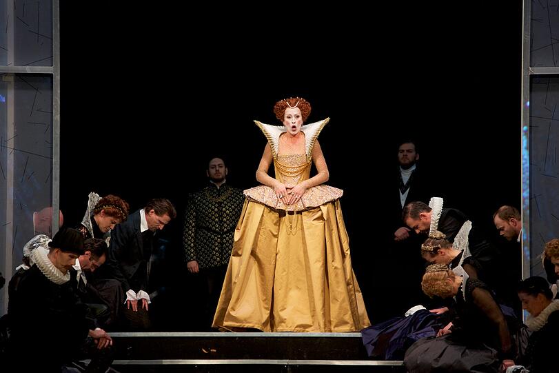 Nadja Stefanoff (Elisabetta) und der Chor des Staatstheaters am Gärtnerplatz in &bdquo;Maria Stuarda&ldquo;.