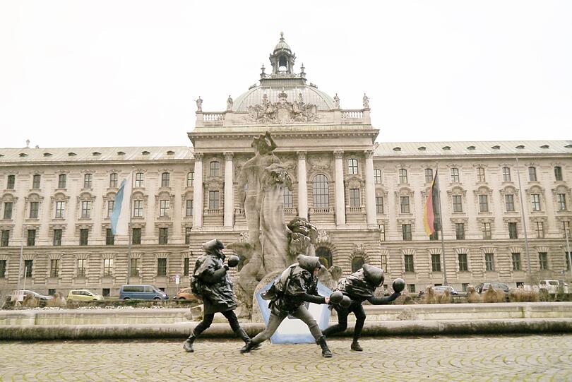 Vor dem Münchner Justizpalast am Neptunbrunnen werden sich am Donnerstag Schlachten abspielen: Griechen gegen Perser, Rot gegen Weiß.