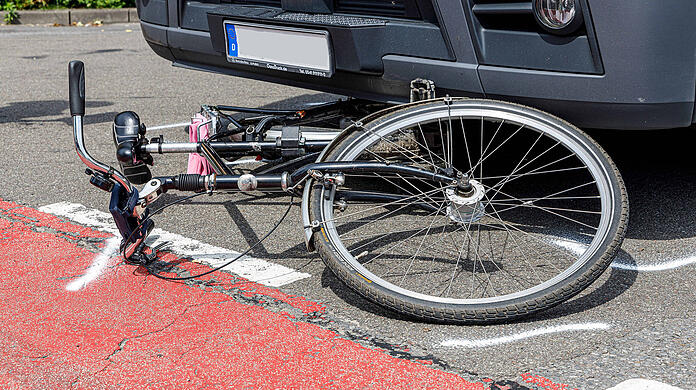 Der 78-jährige Radfahrer wurde bei dem Unfall schwer verletzt. (Symbolbild)