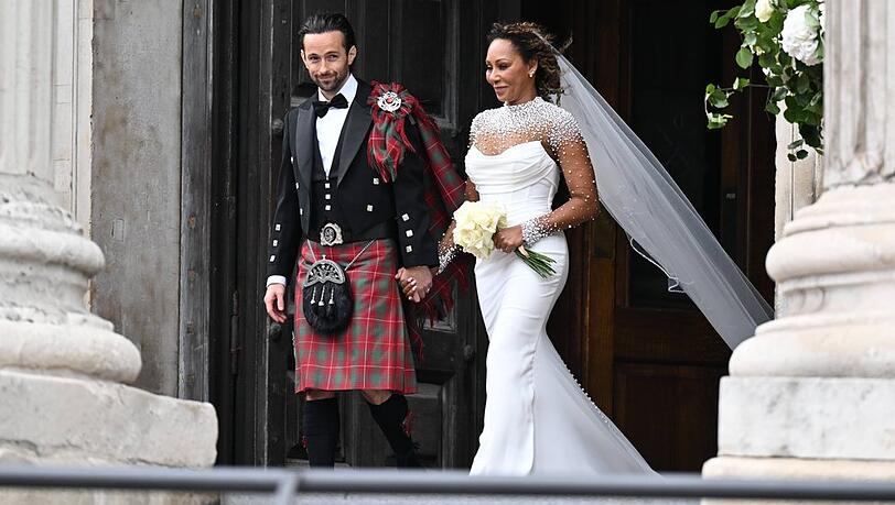 Rory McPhee und Mel B gaben sich am 5. Juli in der Londoner St. Paul's Cathedral das Jawort. Er trug Schottenrock, sie ein elegantes Kleid von Josephine Scott.