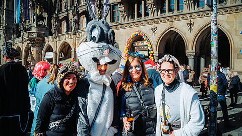 Strahlende Sonne und strahlende Gesichter beim Fasching auf dem Marienplatz im vorigen Jahr. Hoffentlich wird’s wieder so schön! Strahlende Sonne und strahlende Gesichter beim Fasching auf dem Marienplatz im vorigen Jahr. Hoffentlich wird’s wieder so schön!
