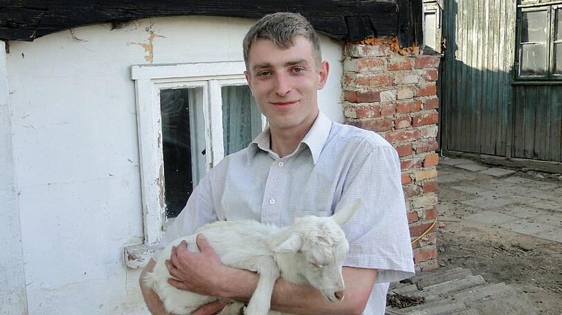 Fritz &ndash; der zärtliche Ziegenwirt ist 28, kommt aus der Oberlausitz und ist ein wahrer Naturbursche. Der 28Jährige lebt allein in einem 200 Jahre alten Bauernhaus. Vor zwei Jahren übernahm Fritz das kleine Anwesen und versucht jetzt, sich den Traum vom eigenen Bauernhof zu erfüllen. Doch der Weg dahin ist steinig, deshalb arbeitet Fritz nebenbei als Lohnbauer und bekommt manchmal ergänzend Hartz IV. Für Fritz gibt es nicht Schöneres, als sich an der frischen Landluft mit seinen Ziegen und Schäferhund Quantos auszutoben: "Alle in meiner Familie waren Landwirte. Ich kann mir gar kein anderes Leben mehr vorstellen. Ich spreche sogar mit meinen Tieren." Seine Tiere erfüllen Fritz mit viel Freude, Einsamkeit ist dennoch kein Fremdwort für den liebenswerten Sachsen. Seit über drei Jahren ist Fritz solo. Bisherige Beziehungen scheiterten, weil die meisten Frauen nicht mit seinem genügsamen und einfachen Lebensstil klar kamen: "Viele Frauen erwarten einen tollen Blumenstrauß mit Wellnessgutschein drin. Da ich aber noch im Aufbau meines Hofes stecke, kann ich nur Wildblumen vom Feld holen und ganz viel Liebe verschenken." Der zärtliche Ziegenwirt sucht eine Frau, die er verwöhnen kann und die sich genau wie er "einen Stall voller Kinder" wünscht - dann wäre sein Glück vollkommen.