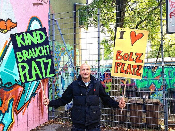 Löwen-Profi Necat Aygün am Bolzplatz an der Glockenbachwerkstatt. Hier, an der Corneliusstraße, verbrachte der Verteidiger früher viele Stunden seiner Kindheit - jetzt setzt er sich dafür ein, dass der Käfig-Platz erhalten bleibt