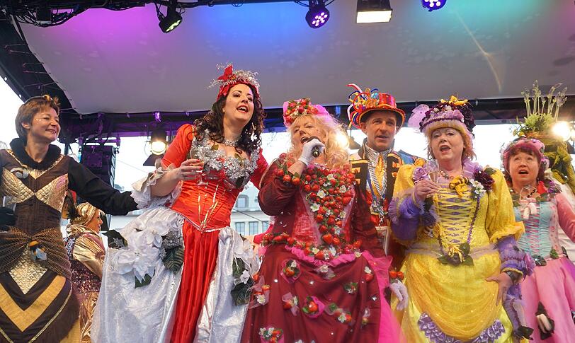 Showacts und Tanz der Marktweiber - hier gibt's die besten Bilder vom Faschingstreiben am Viktualienmarkt.