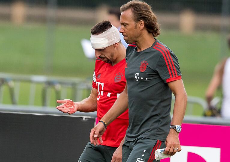 Franck Ribéry wird ins Hotel gebracht und dort versorgt.