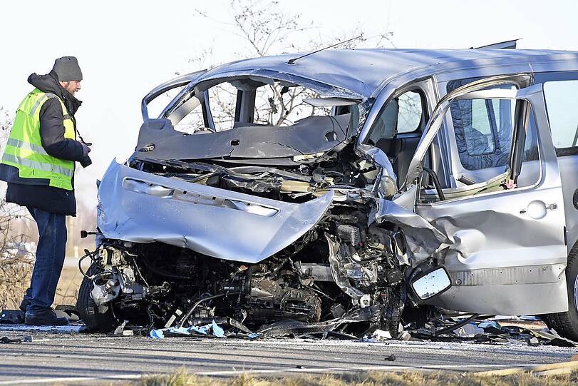 Der Toyota-Fahrer übersah einen ebenfalls in Richtung Erding fahrenden Kleinbus, der mit acht Personen besetzt war.