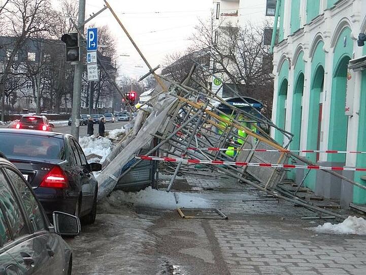 Einfach umgekippt: Das Gerüst vor dem Anwesen Ismaninger Straße 126 ist am Sonntagnachmittag eingestürzt. Zum Glück ging gerade niemand vorbei.