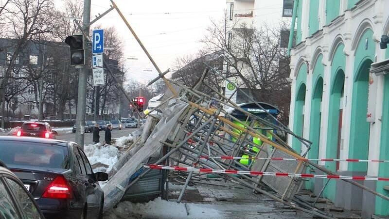 Einfach umgekippt: Das Gerüst vor dem Anwesen Ismaninger Straße 126 ist am Sonntagnachmittag eingestürzt. Zum Glück ging gerade niemand vorbei. Einfach umgekippt: Das Gerüst vor dem Anwesen Ismaninger Straße 126 ist am Sonntagnachmittag eingestürzt. Zum Glück ging gerade niemand vorbei.