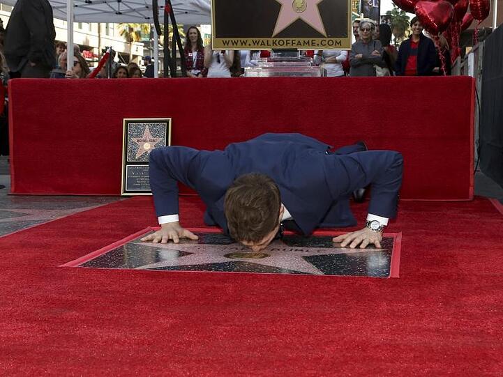 Michael Bublé küsst seinen Stern.
