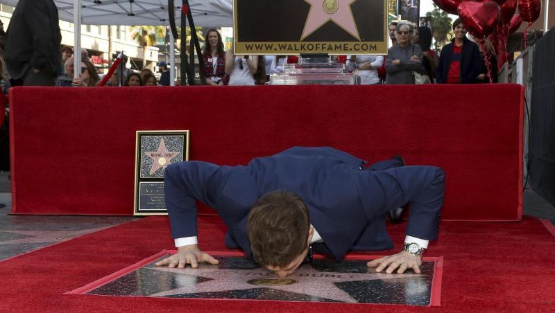 Michael Bublé küsst seinen Stern. Michael Bublé küsst seinen Stern.