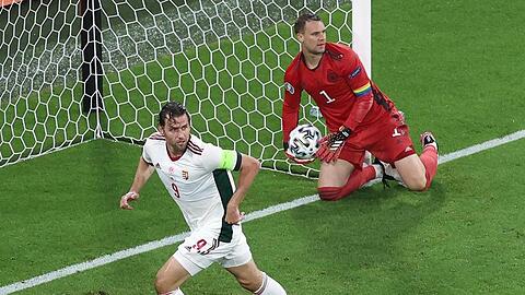Ungarns Adam Szalai (l) feiert sein Tor zur 1:0-Führung.