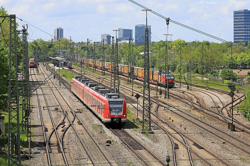 Die östliche Seite des Bahnhofs München-Trudering.