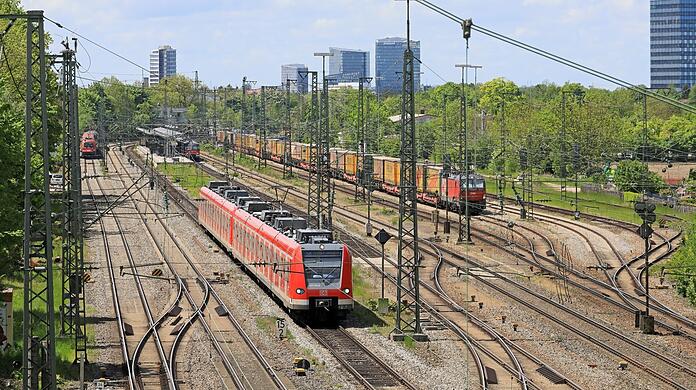 Die östliche Seite des Bahnhofs München-Trudering.