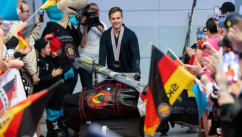 Domik Kahun bei der Ankunft am Flughafen München.