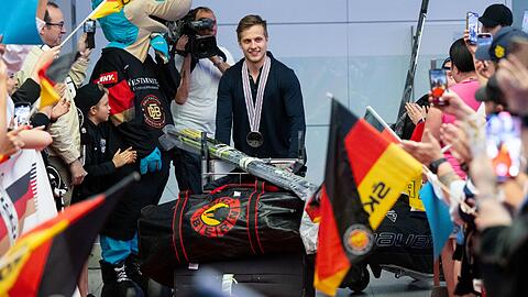 Domik Kahun bei der Ankunft am Flughafen München.