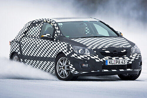 Noch getarnt - der neue Opel Astra