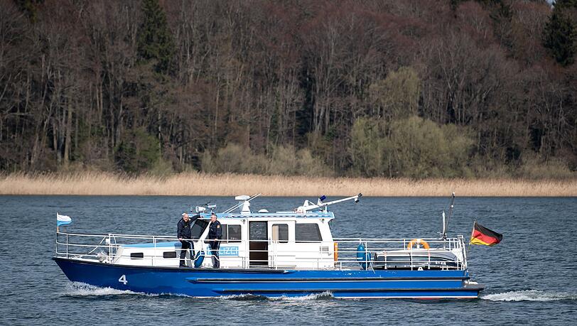 Die Wasserschutzpolizei stoppte das Schiff f&uuml;r eine Kontrolle. (Symbolbild)