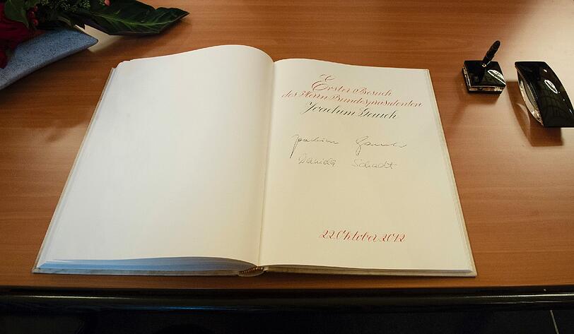 Der Eintrag von Bundespraesident Joachim Gauck und seiner Lebensgefaehrtin Daniela Schadt im Goldenen Buch der Stadt Berlin.