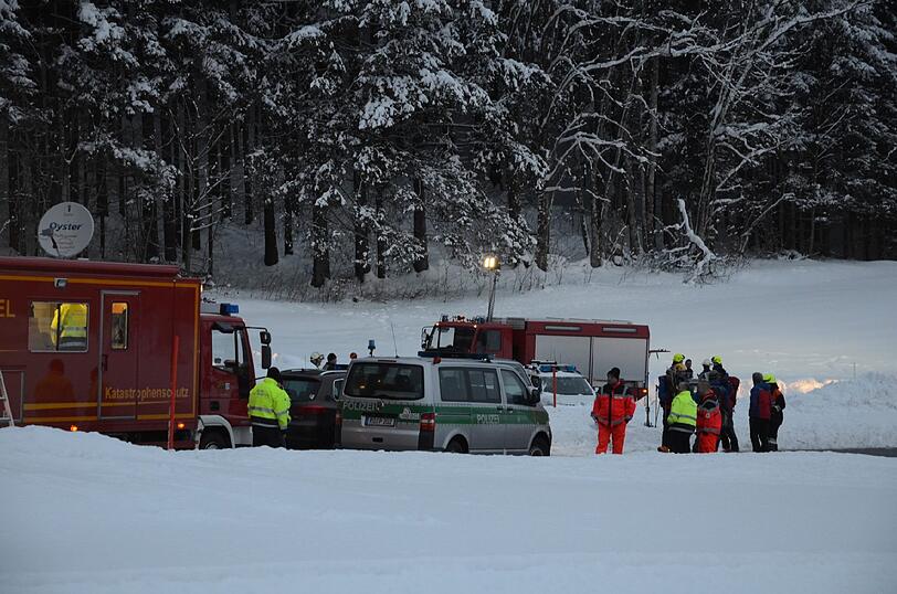 Rettungskräfte an der Unglücksstelle bei Inzell im Landkreis Traunstein