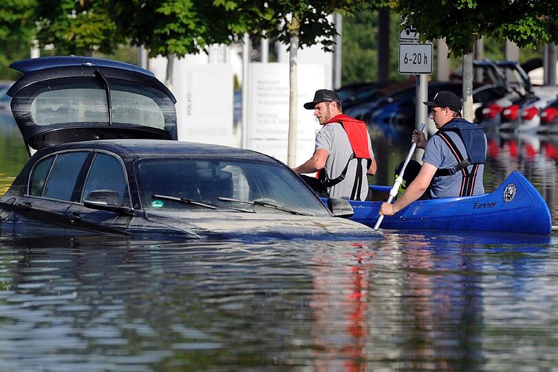 Die Hilfsbereitschaft der Menschen ist groß: In der vom Hochwasser schwer betroffenen Stadt Deggendorf sammelt der Kreisjugendring (KJR) Sachspenden für die Flutopfer.