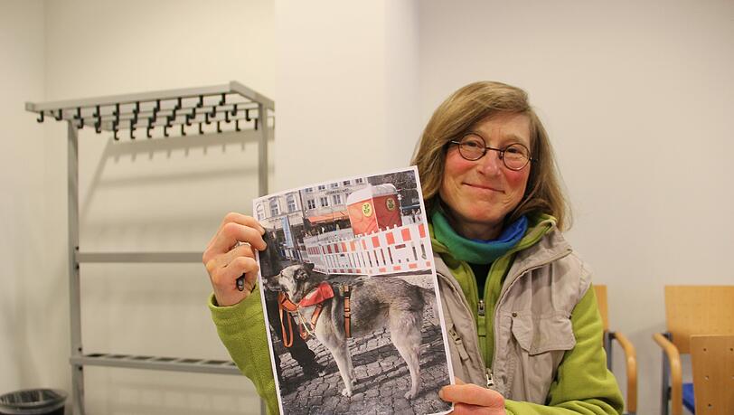 Vor dem Verwaltungsgericht: Angelika R. kämpft gegen den Leinenzwang für ihren Hund Basto. Vor dem Verwaltungsgericht: Angelika R. kämpft gegen den Leinenzwang für ihren Hund Basto.
