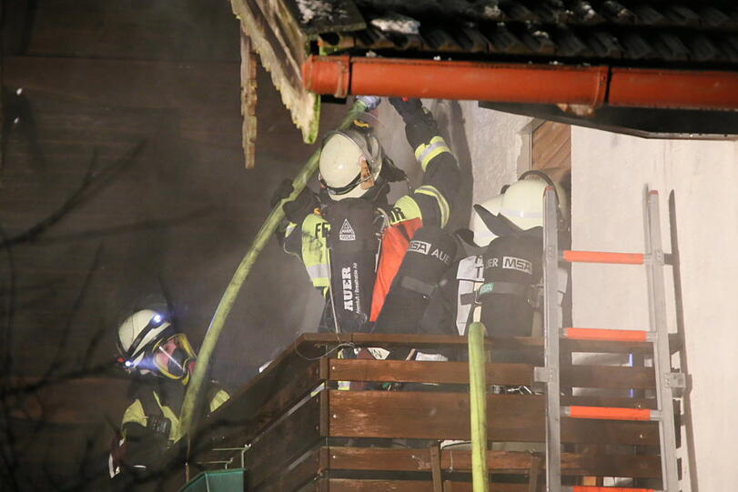 Das Haus in Pittenhart stand in den Abendstunden im Flammen.