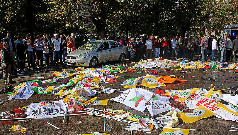 Die Demo-Teilnehmer bedecken die Opfer mit Flaggen und Plakten. Das türkische Innenministerium gab bekannt, dass 30 Menschen bei den Explosionen im Zentrum Ankaras gestorben sind. Die Demo-Teilnehmer bedecken die Opfer mit Flaggen und Plakten. Das türkische Innenministerium gab bekannt, dass 30 Menschen bei den Explosionen im Zentrum Ankaras gestorben sind.