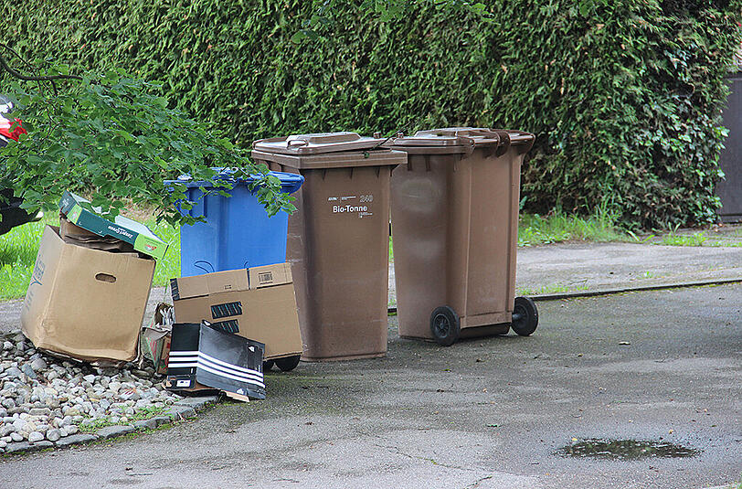 Jetzt soll doch noch alles ganz schnelle gehen: Bürgermeister Schmid ließ sich versichern, dass bis Montag der aufgestaute Müll abgeholt wird.