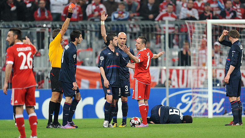 21. April 2010: Heißsporn Ribéry sieht im Hinspiel des Champions-League-Halbfinales gegen Olympique Lyon die rote Karte.