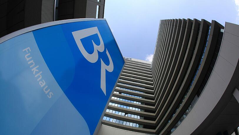 Blaues Sender-Logo vor weißblauem Himmel: das Hochhaus des Bayerischen Rundfunks an der Arnulfstraße. F Blaues Sender-Logo vor weißblauem Himmel: das Hochhaus des Bayerischen Rundfunks an der Arnulfstraße. F