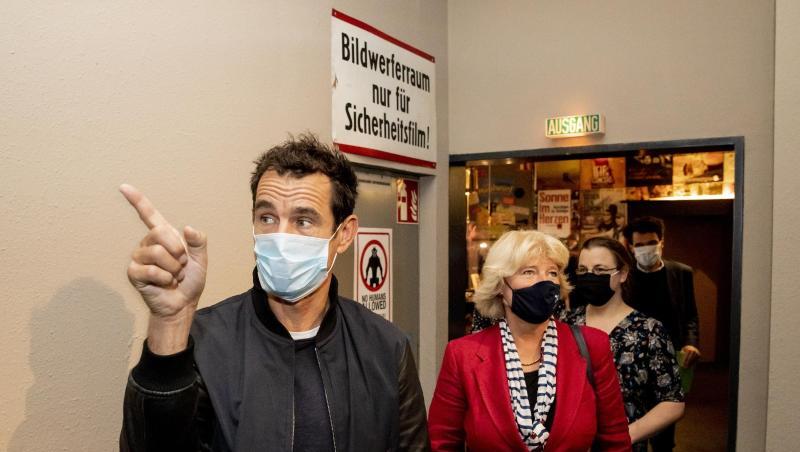 Monika Grütters kündigt Hilfsmaßnahmen für Kinos und die Filmbranche an. Mit dabei: Babylon-Berlin-Macher Tom Tykwer. Monika Grütters kündigt Hilfsmaßnahmen für Kinos und die Filmbranche an. Mit dabei: Babylon-Berlin-Macher Tom Tykwer.