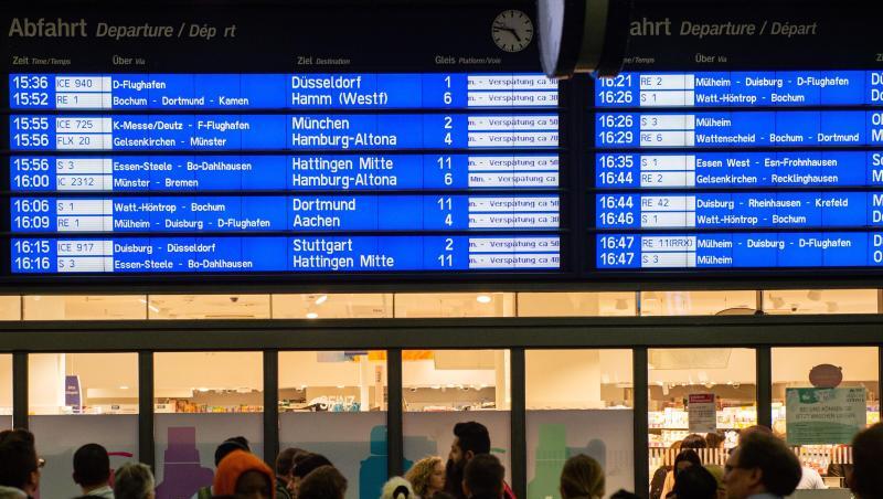 Menschen warten im Essener Hauptbahnhof vor der Anzeigetafel, auf der zahlreiche Zugverspätungen angegeben werden. Menschen warten im Essener Hauptbahnhof vor der Anzeigetafel, auf der zahlreiche Zugverspätungen angegeben werden.