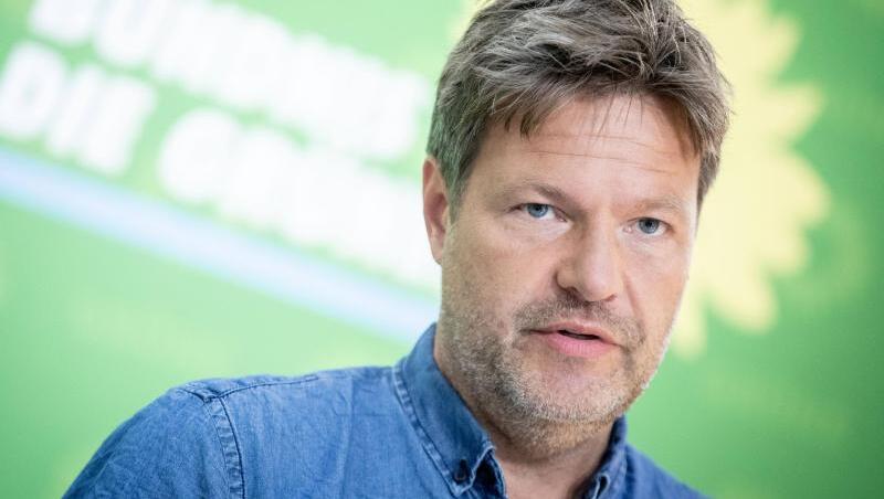 Grünen-Chef Robert Habeck: "Müssen die Vergangenheit teurer machen und die Zukunft günstiger." Grünen-Chef Robert Habeck: "Müssen die Vergangenheit teurer machen und die Zukunft günstiger."