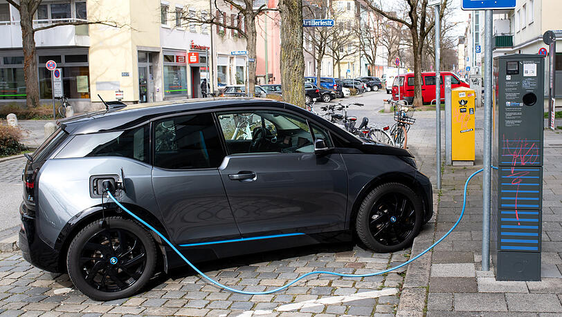 Batterien für E-Autos - so wie dieses - benötigen Kobalt. Doch das Material wird knapp.