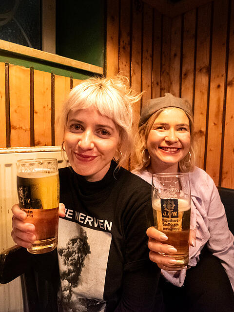 Im AZ-Podcast "Kindl der Nacht" sprechen Lisa (l.) und Franzi &uuml;ber ihre Erfahrungen als "Boaznengel" in den St&uuml;berln M&uuml;nchens.