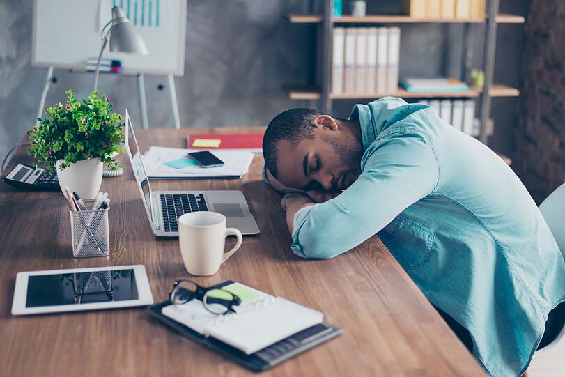 Die sogenannte Siesta kennen Sie vermutlich aus Ihrem letzten Spanienurlaub: Gerade kleinere Betriebe schlie&szlig;en zwischen 14 und 17 Uhr ihren Laden, um einen Mittagsschlaf zu halten. Tats&auml;chlich kann sich ein kleines Nickerchen zu dieser Zeit positiv auf Ihr Wohlbefinden auswirken.