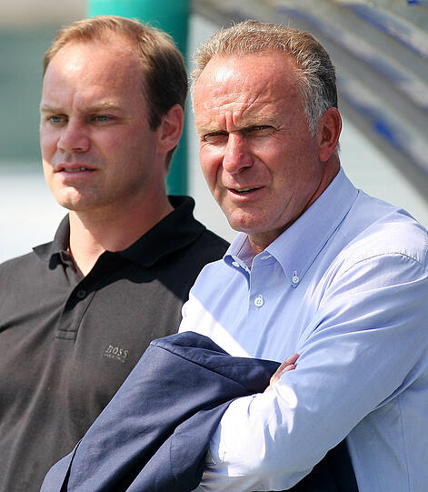Bayern-Sportdirektor Christian Nerlinger, rechts neben Vorstandsboss Karl-Heinz Rummenigge, leistet bei Bayern laut Beckenbauer sehr gute Arbeit.