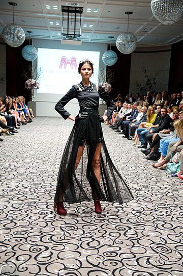 Bei seiner Modenschau am Mittwoch im The Charles Hotel zeigt der junge Münchner Designer Marcel Ostertag seine Kreationen - und präsentiert sie als Model gleich selbst. Prominente Gäste sind unter anderem Mirja Du Mont, Anika Scheibe, Lisa Martinek und Jutta Speidel.