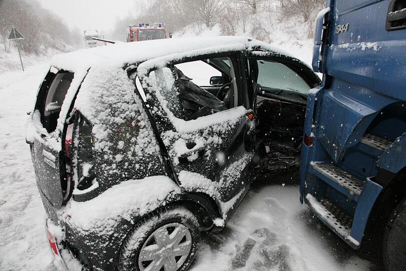 Der Unfallverursacher musste mittels Rettungsspreizer aus seinem PKW befreit werden.