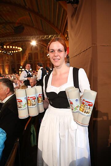 Die Bedienung bringt frischen Maibock.