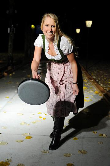 Steffi Schaller bei der 7. Angermaier Eisstock-WM in Tracht im Biergarten des Park Café München in München am 19.11.2013.