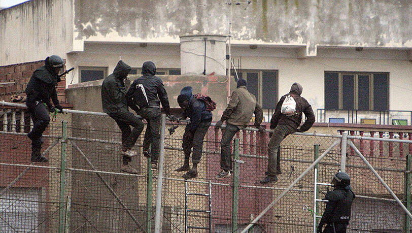 Wie eine Festung ist die spanische Exklave Melilla umzäunt. Wie eine Festung ist die spanische Exklave Melilla umzäunt.