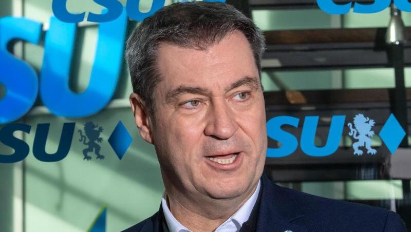 Markus Söder (CSU), Parteivorsitzender und Ministerpräsident von Bayern, spricht mit Journalisten. Foto: Peter Kneffel/dpa