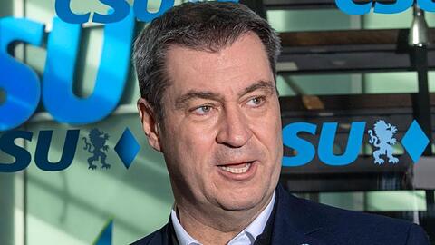 Markus Söder (CSU), Parteivorsitzender und Ministerpräsident von Bayern, spricht mit Journalisten. Foto: Peter Kneffel/dpa