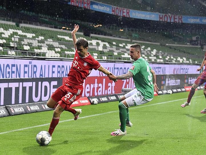 Bayerns Thomas Müller und Bremens Marco Friedl (l-r.) im Zweikampf um den Ball. Foto: Martin Meissner/AP-Pool/dpa