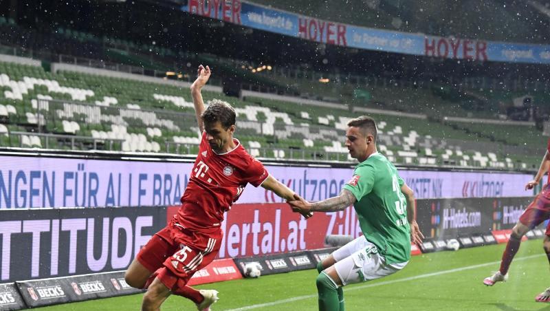 Bayerns Thomas Müller und Bremens Marco Friedl (l-r.) im Zweikampf um den Ball. Foto: Martin Meissner/AP-Pool/dpa Bayerns Thomas Müller und Bremens Marco Friedl (l-r.) im Zweikampf um den Ball. Foto: Martin Meissner/AP-Pool/dpa